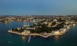 "بلومبرغ": واشنطن مستعدة للاعتراف بشبه جزيرة القرم أرضاً روسية